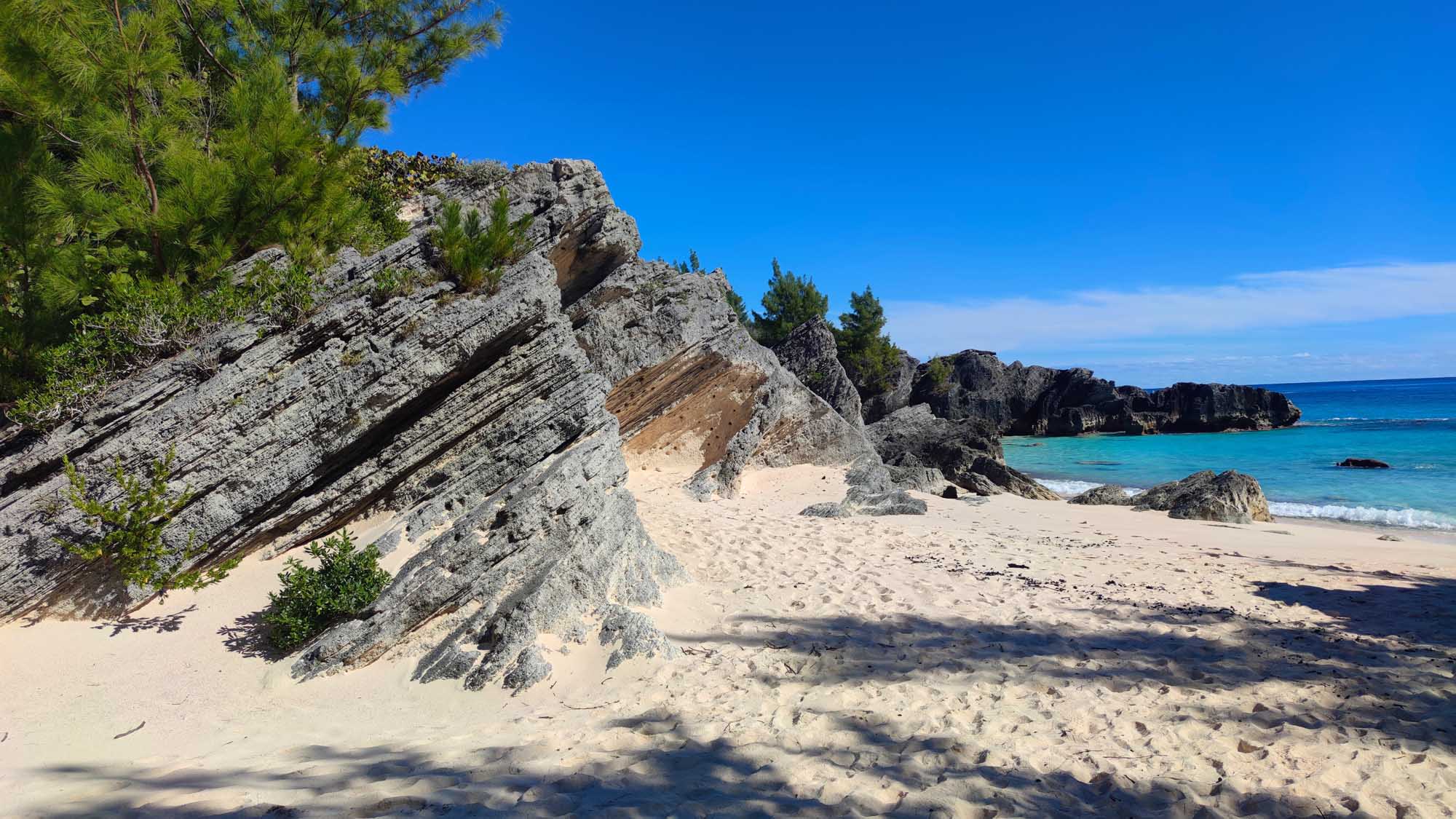 Bermuda Island Tropical Coastal Landscape A stunning tropical beach scene featuring dramatic rocky limestone cliffs and outcroppings along