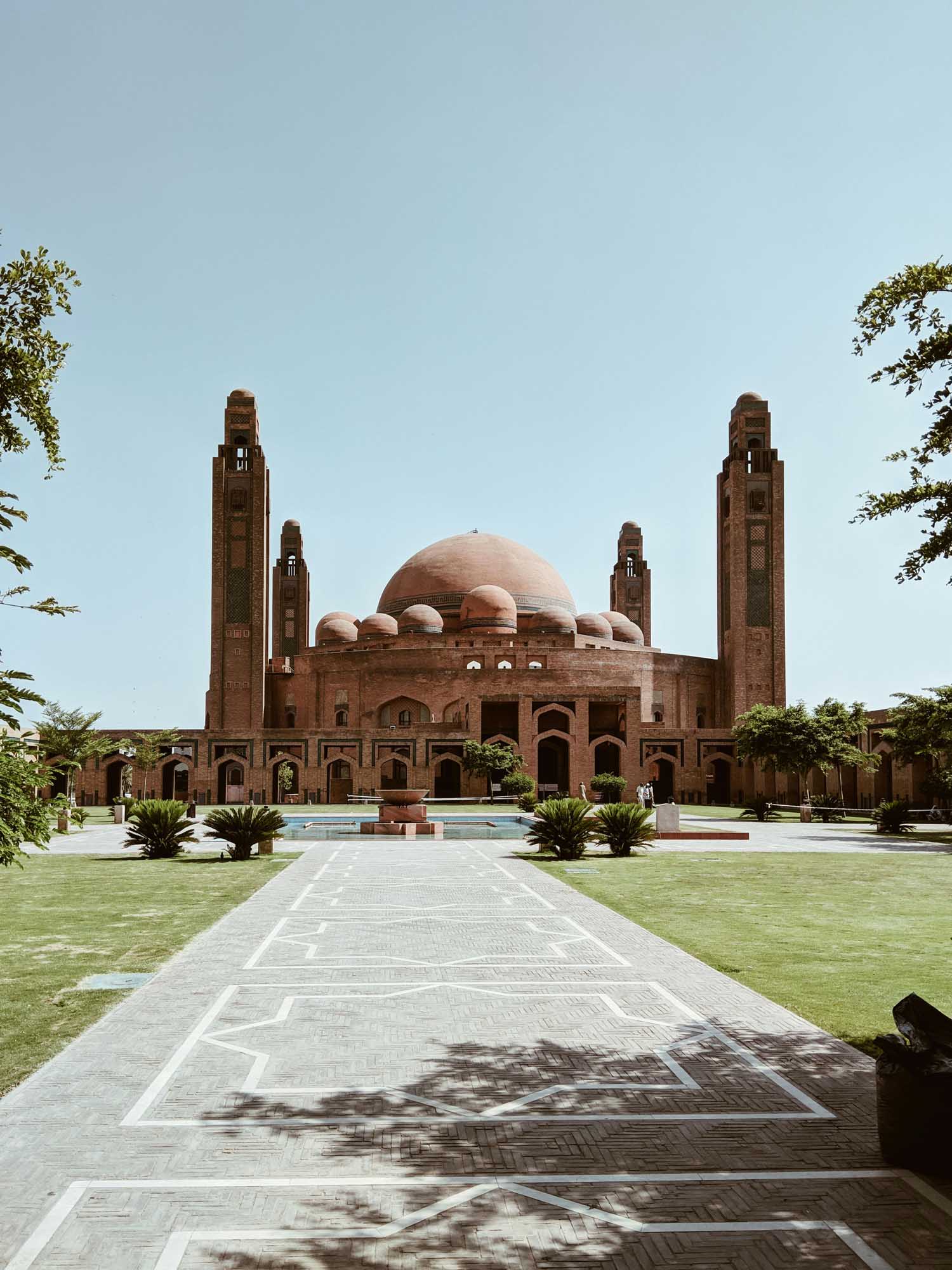 Grand Jamia Mosque in Lahore, Pakistan A stunning architectural view of the Grand Jamia Mosque in Lahore, Pakistan, featuring distinctive
