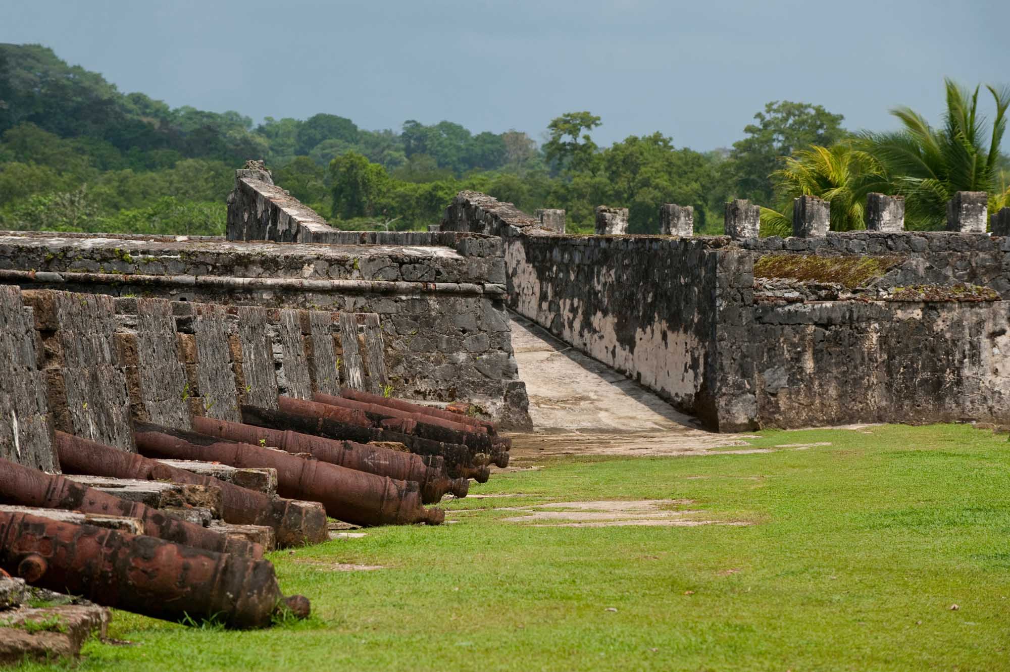San Jerónimo Fort Ruins in Portobelo, Panama Historic ruins of the 17th-century Fort of San Jerónimo in Portobelo, Panama, featuring weathered